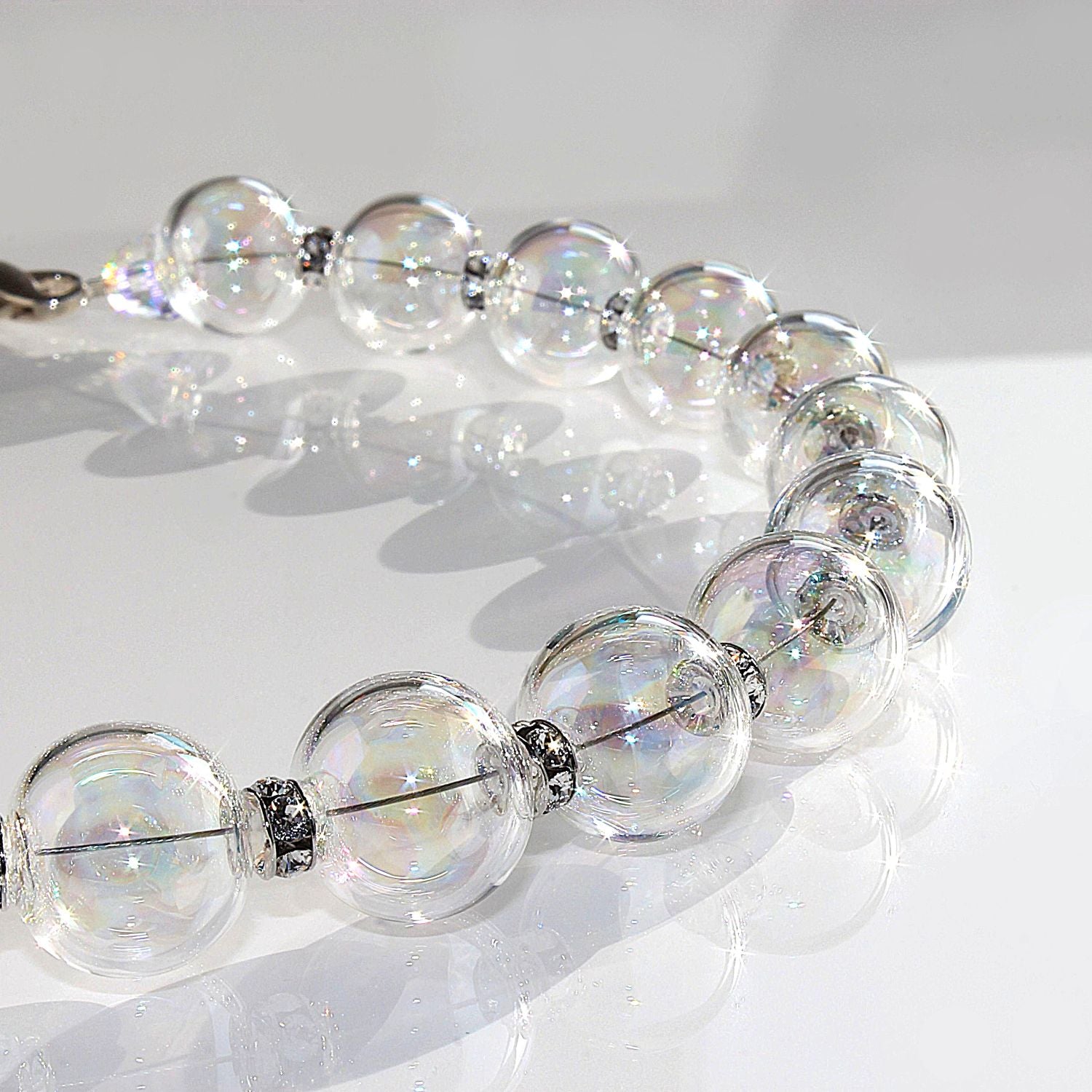 Aurora Collier – das Licht der Haut in Glas gefasst | Atelier Glasbar