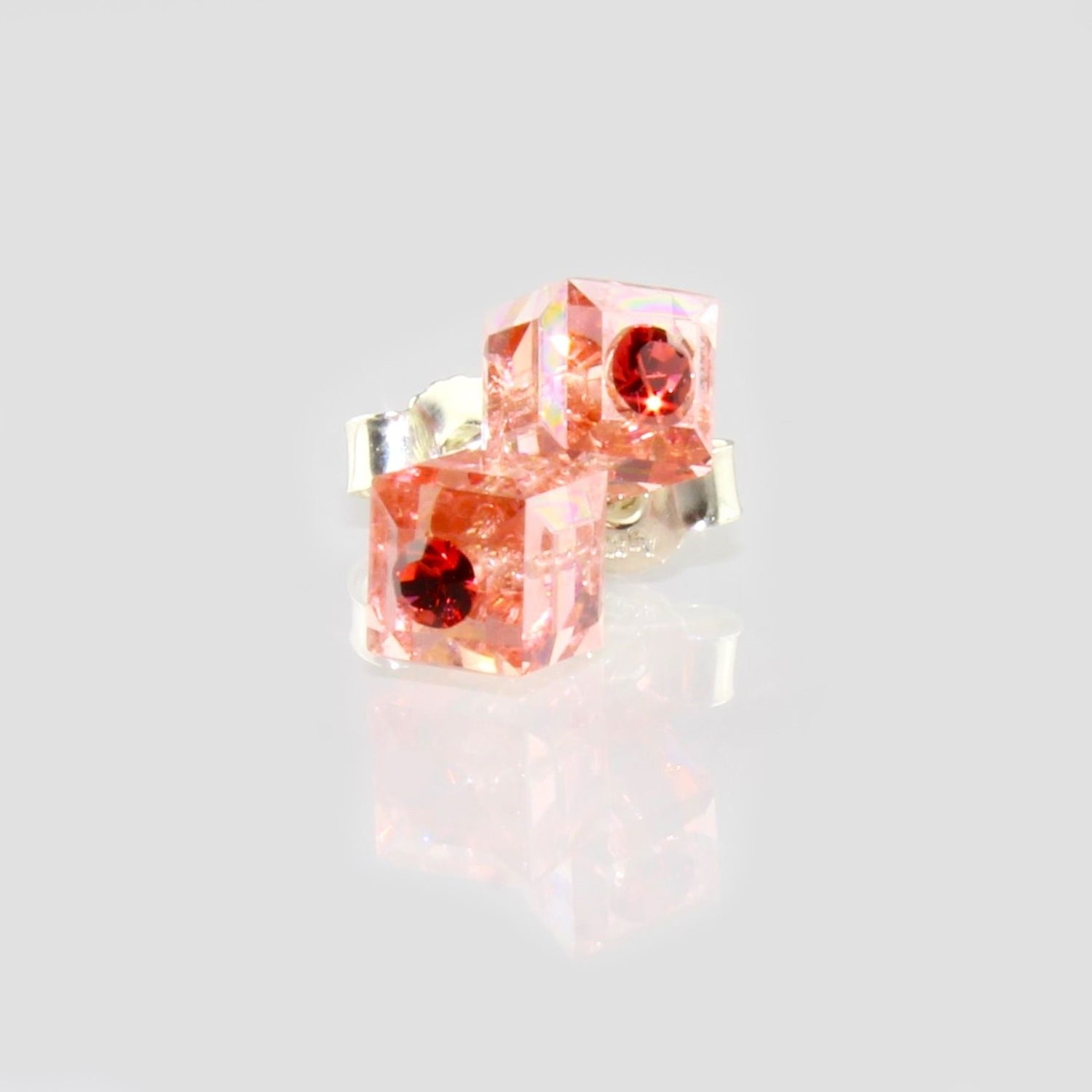 Orecchini a perno cubo in cristallo colorato