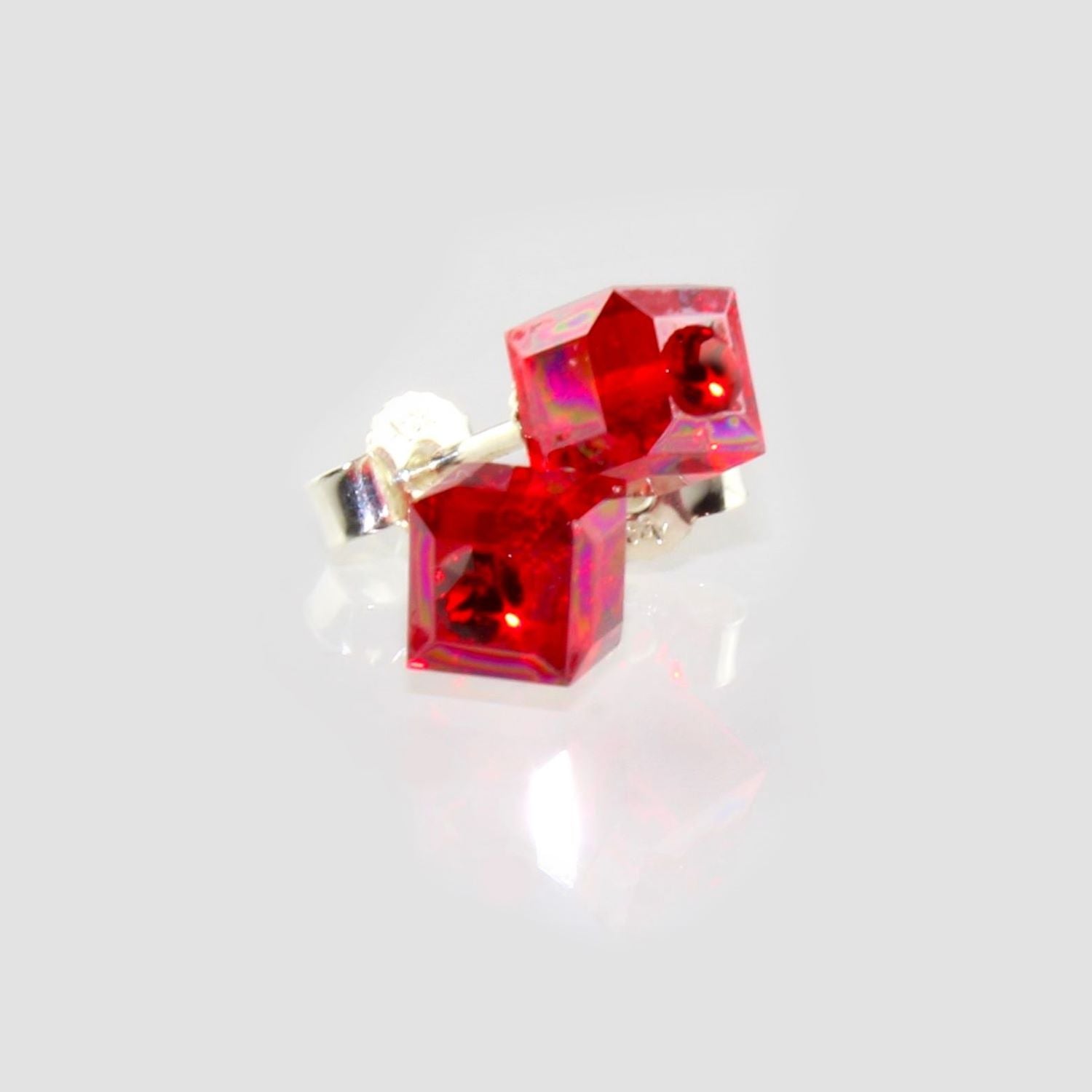 Orecchini a perno cubo in cristallo colorato