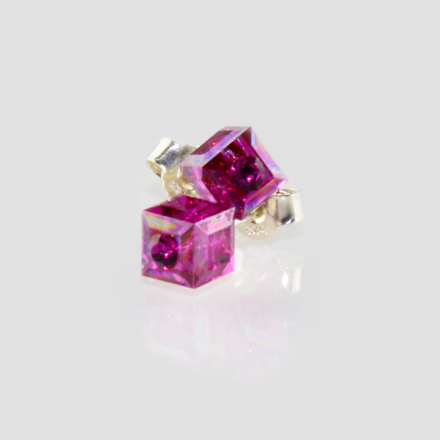 Orecchini a perno cubo in cristallo colorato