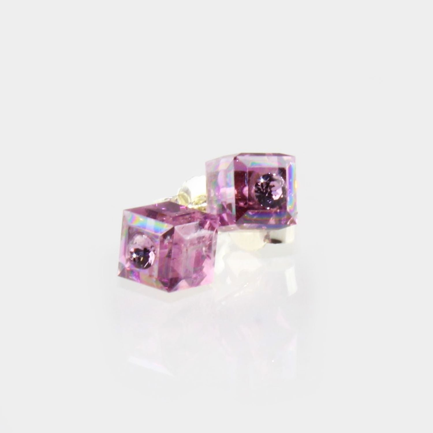 Orecchini a perno cubo in cristallo colorato