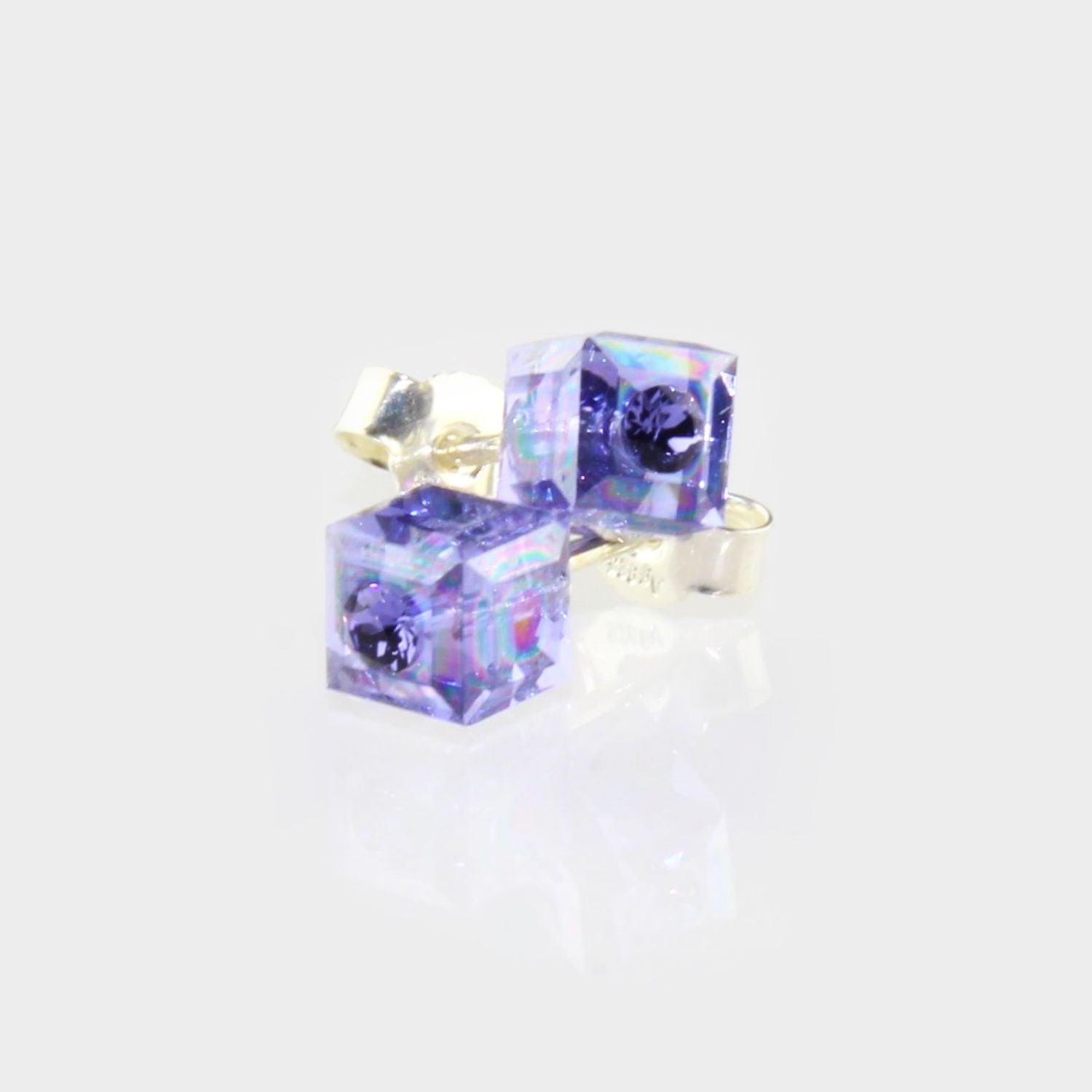 Orecchini a perno cubo in cristallo colorato