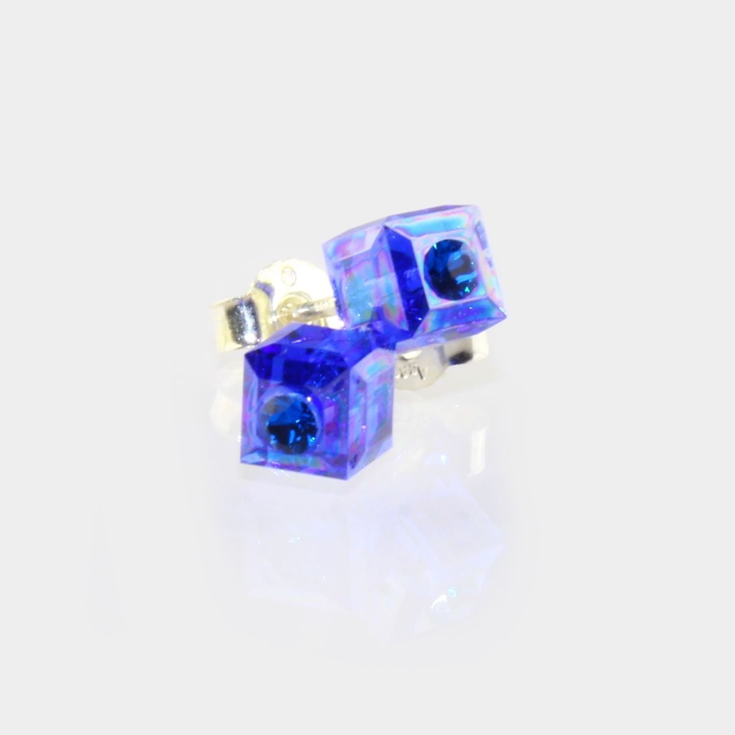 Orecchini a perno cubo in cristallo colorato