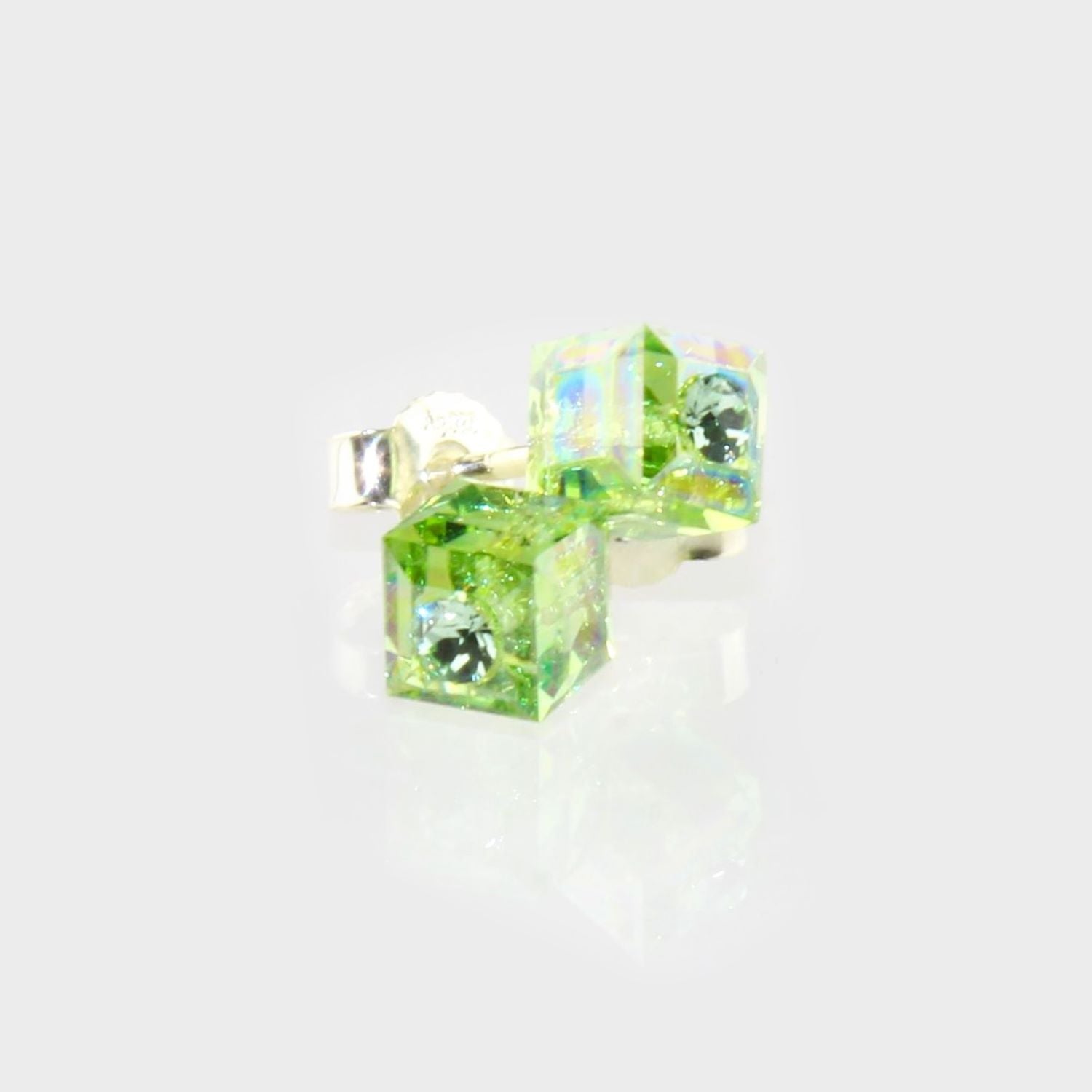 Orecchini a perno cubo in cristallo colorato