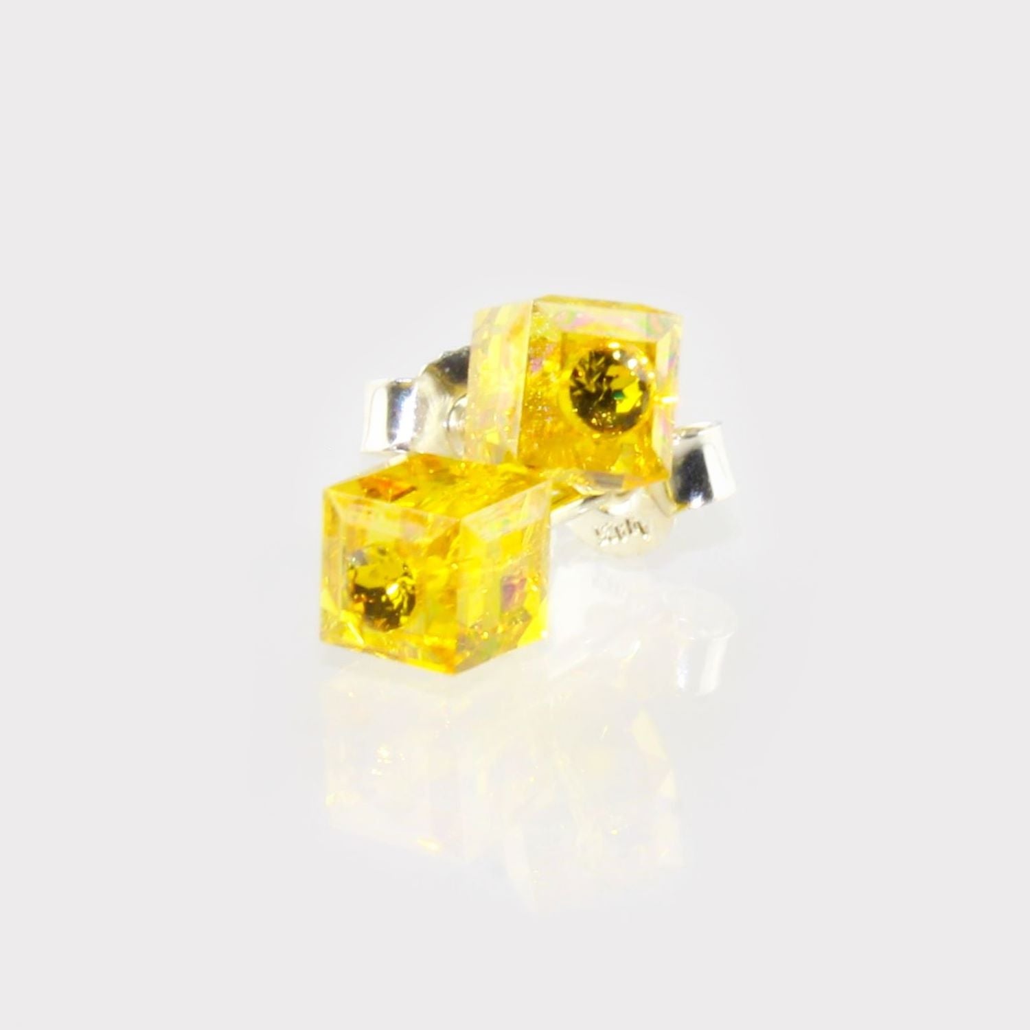 Orecchini a perno cubo in cristallo colorato