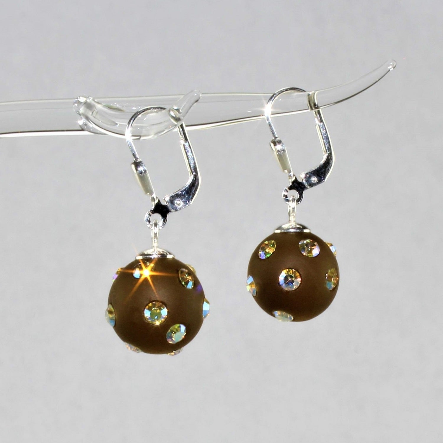 Orecchini a sfera, marrone olivastro opacizzato con cristalli, argento 925/000 rodiato