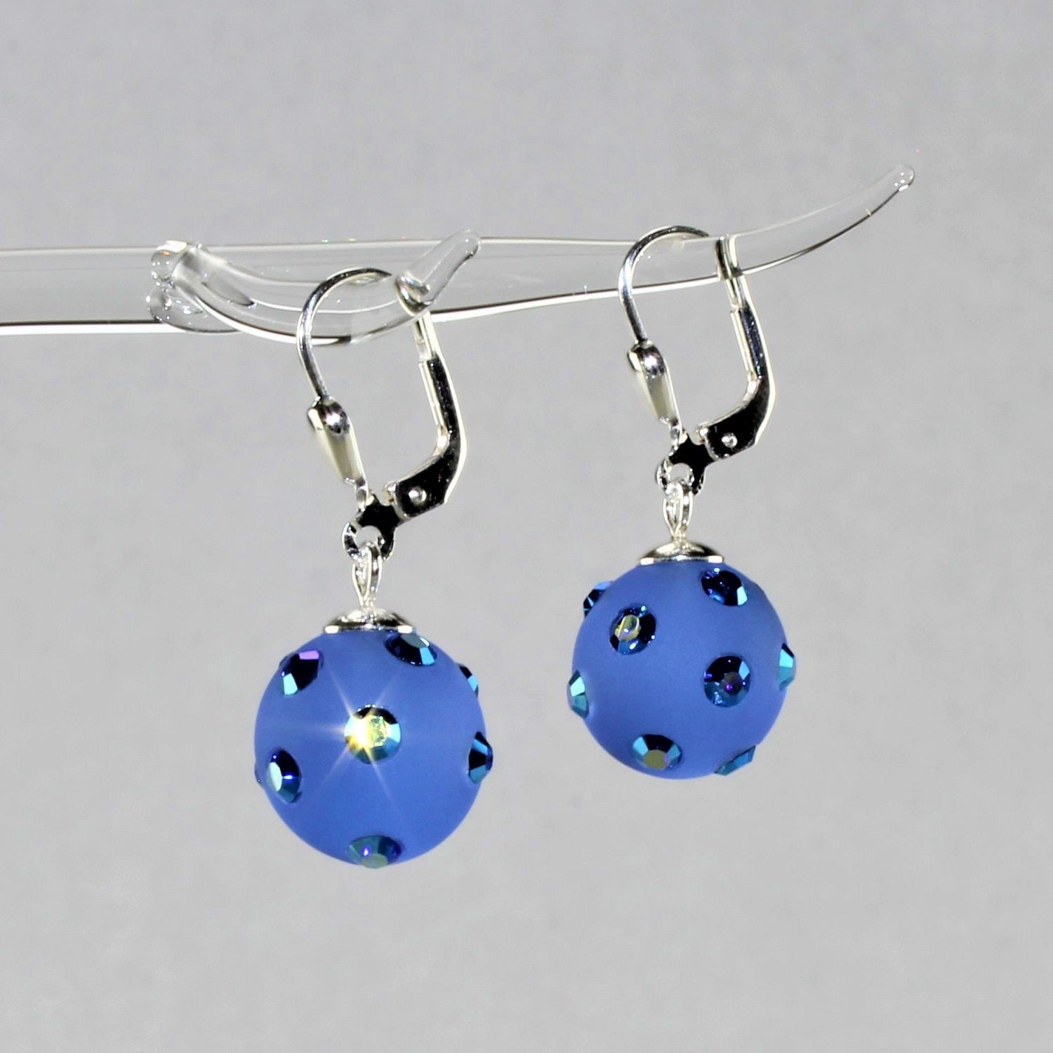 Boucles d'oreilles boule, bleu moyen mat avec cristaux, argent 925/000 rhodié