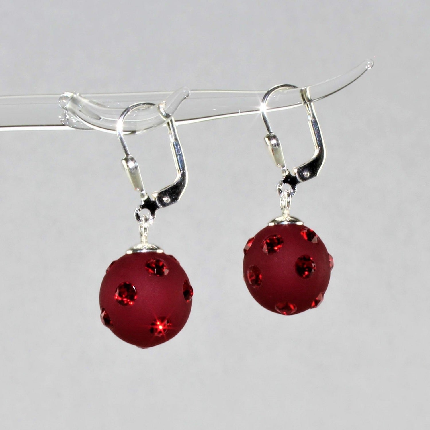 Orecchini a sfera, finitura opaca rosso scuro con cristalli, argento 925/000 rodiato