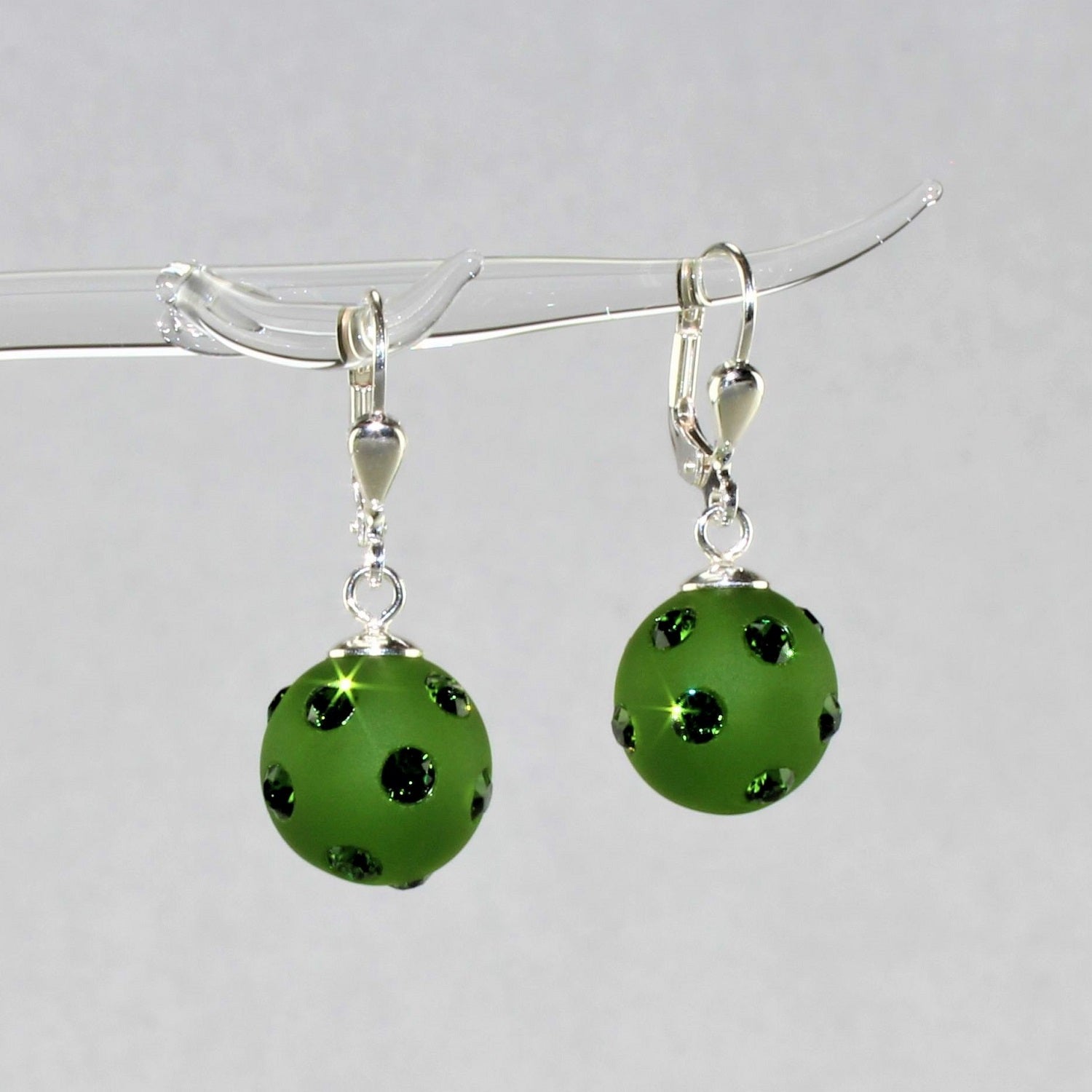 Orecchini a sfera, verde muschio opaco con cristalli, argento 925/000 rodiato