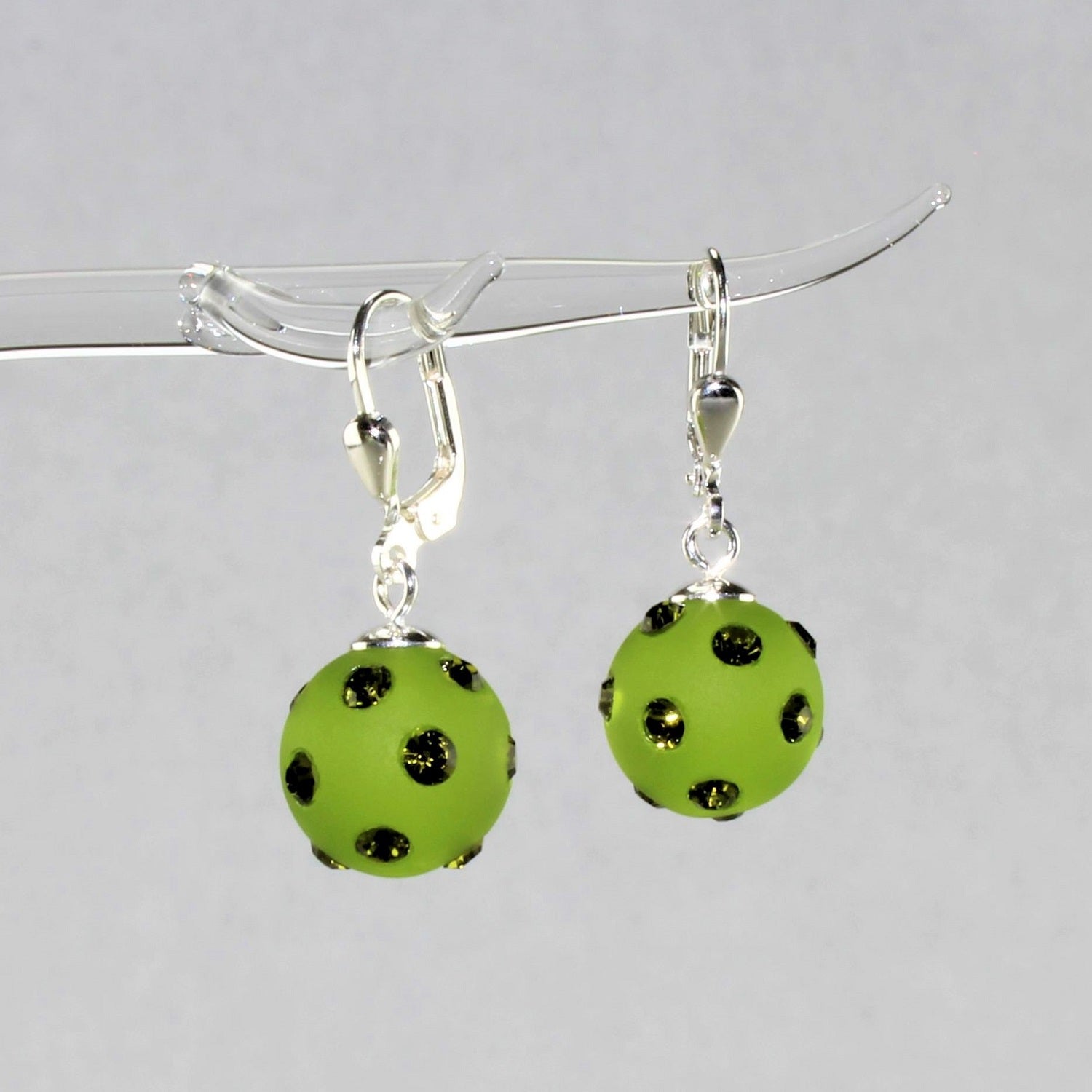 Orecchini a sfera, verde maggio opaco con cristalli, argento 925/000 rodiato