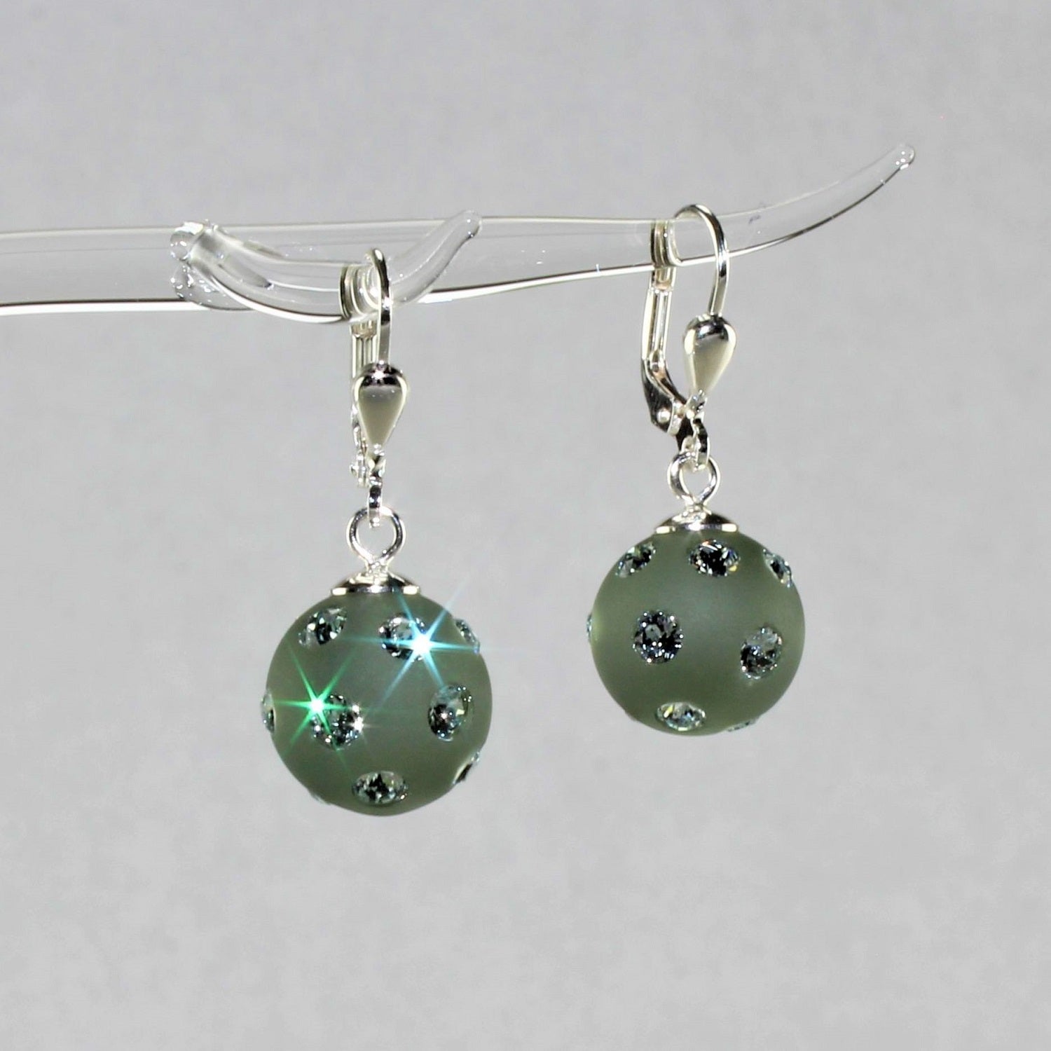 Orecchini a sfera, grigio-verde opaco con cristalli, argento 925/000 rodiato