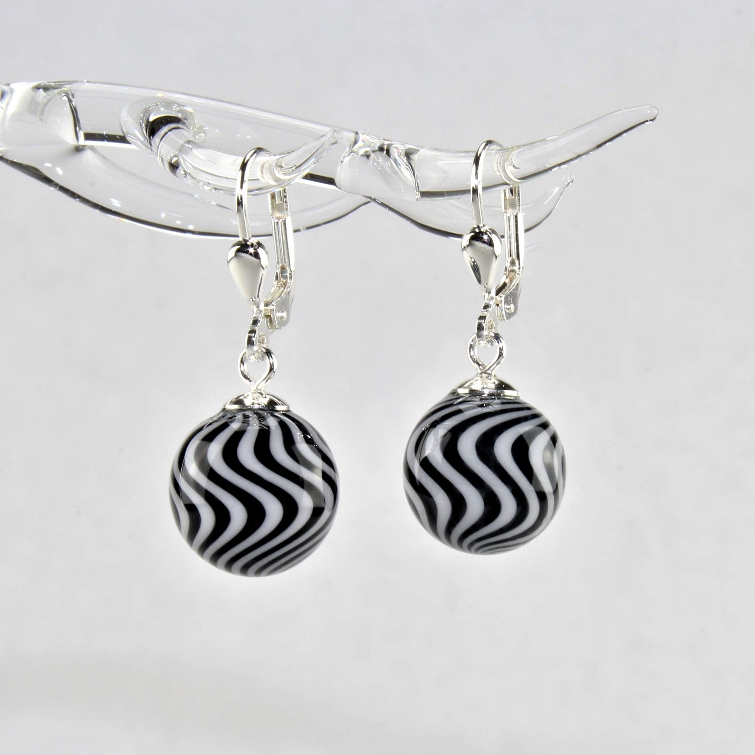 Boucles d'oreilles boule ,noir / blanc