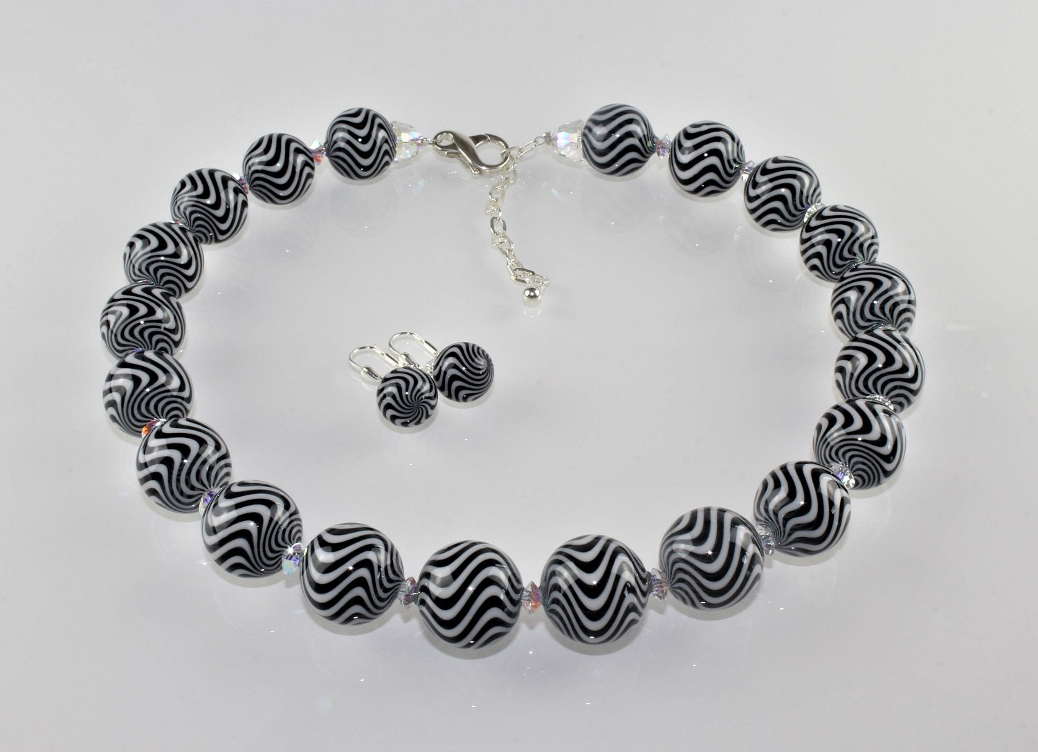 Chaîne , verre filé noir et blanc, 49 +7 cm