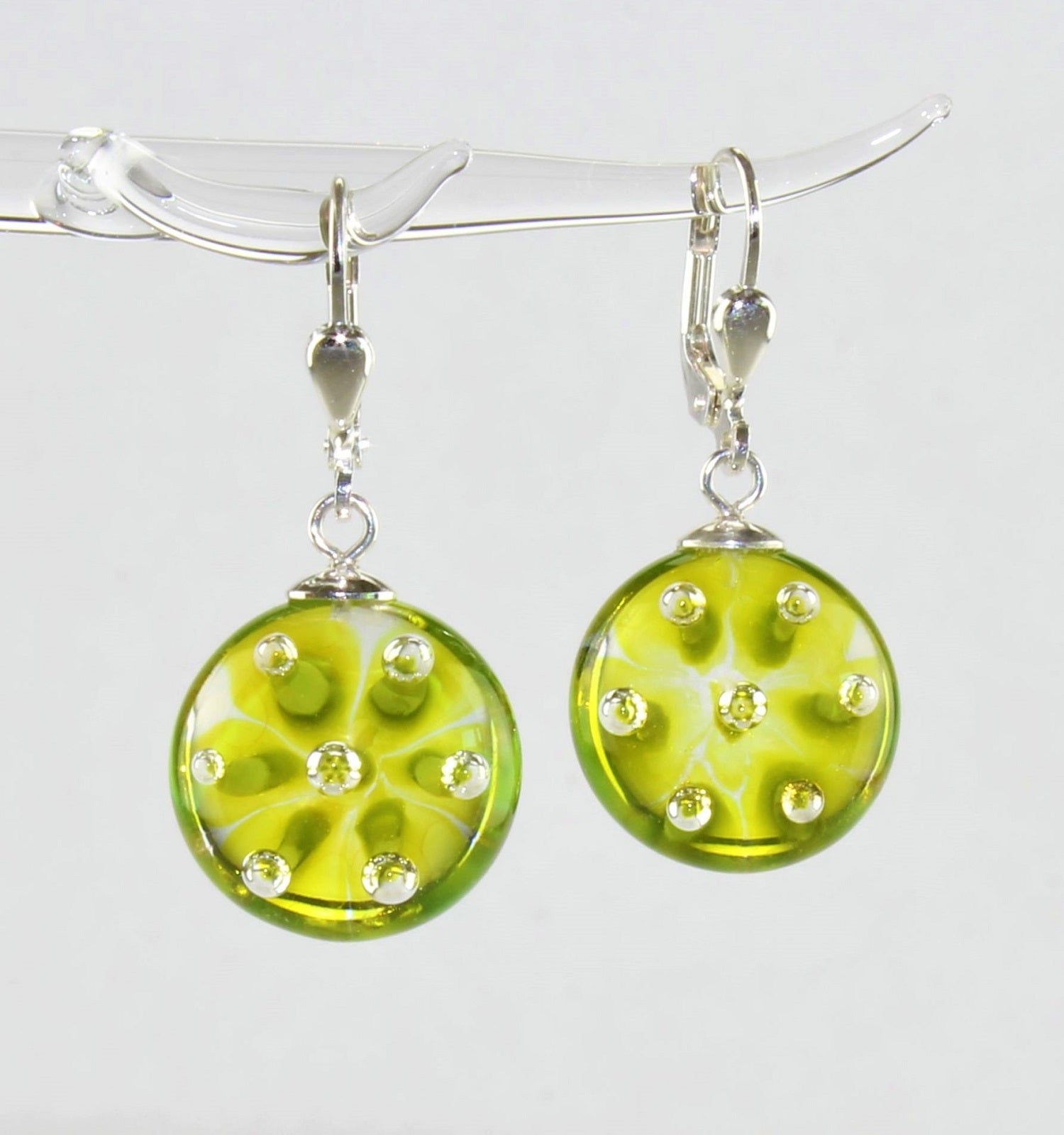 Boucles d'oreilles "rosée du matin" , vert mai , verre borosilicaté