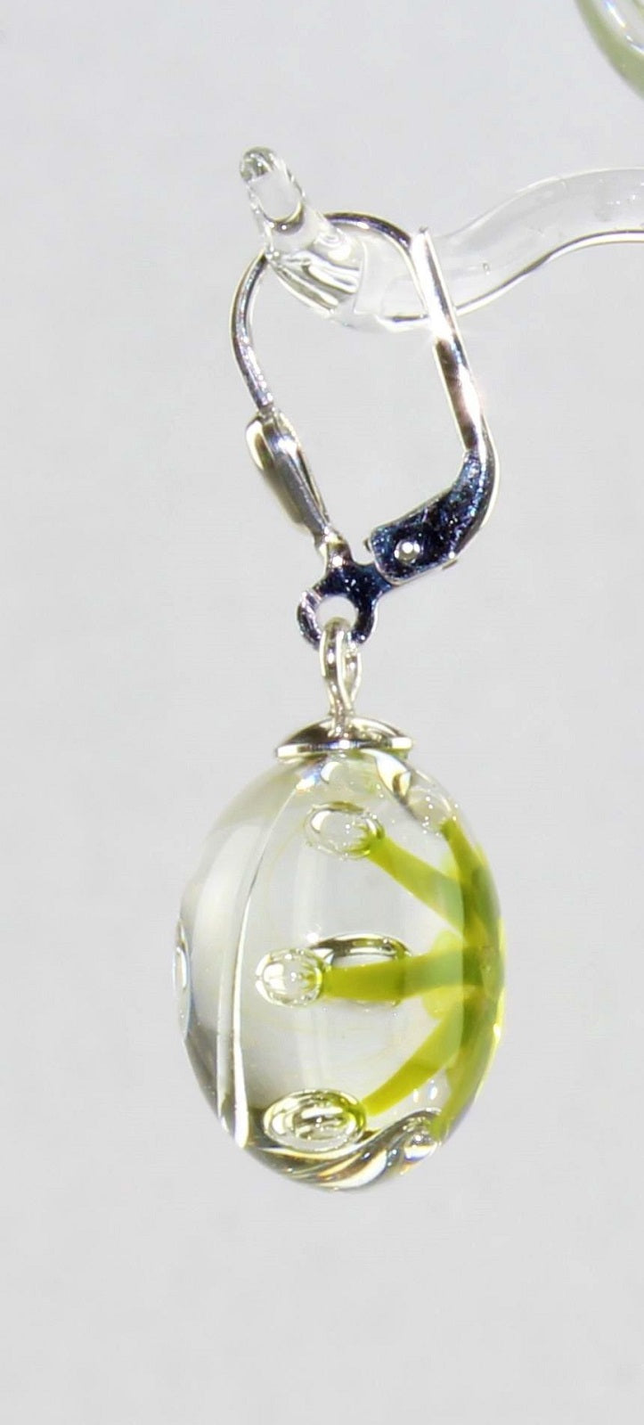 Boucles d'oreilles "rosée du matin" , vert mai , verre borosilicaté