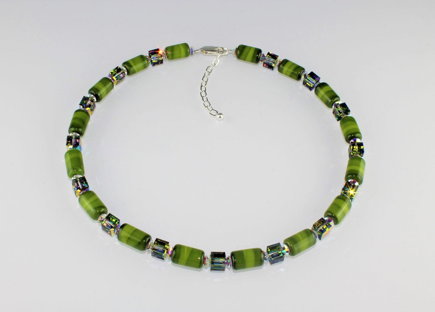 Collier "Chloé" marbré vert 45 -55 cm de long.