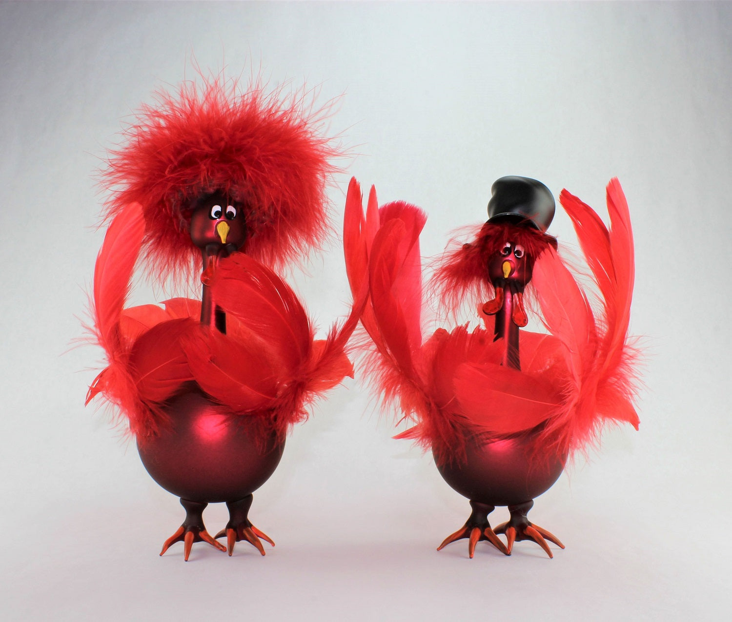 Tacchino "Missis Dafne" con cappello, boa e piume, rosso scuro