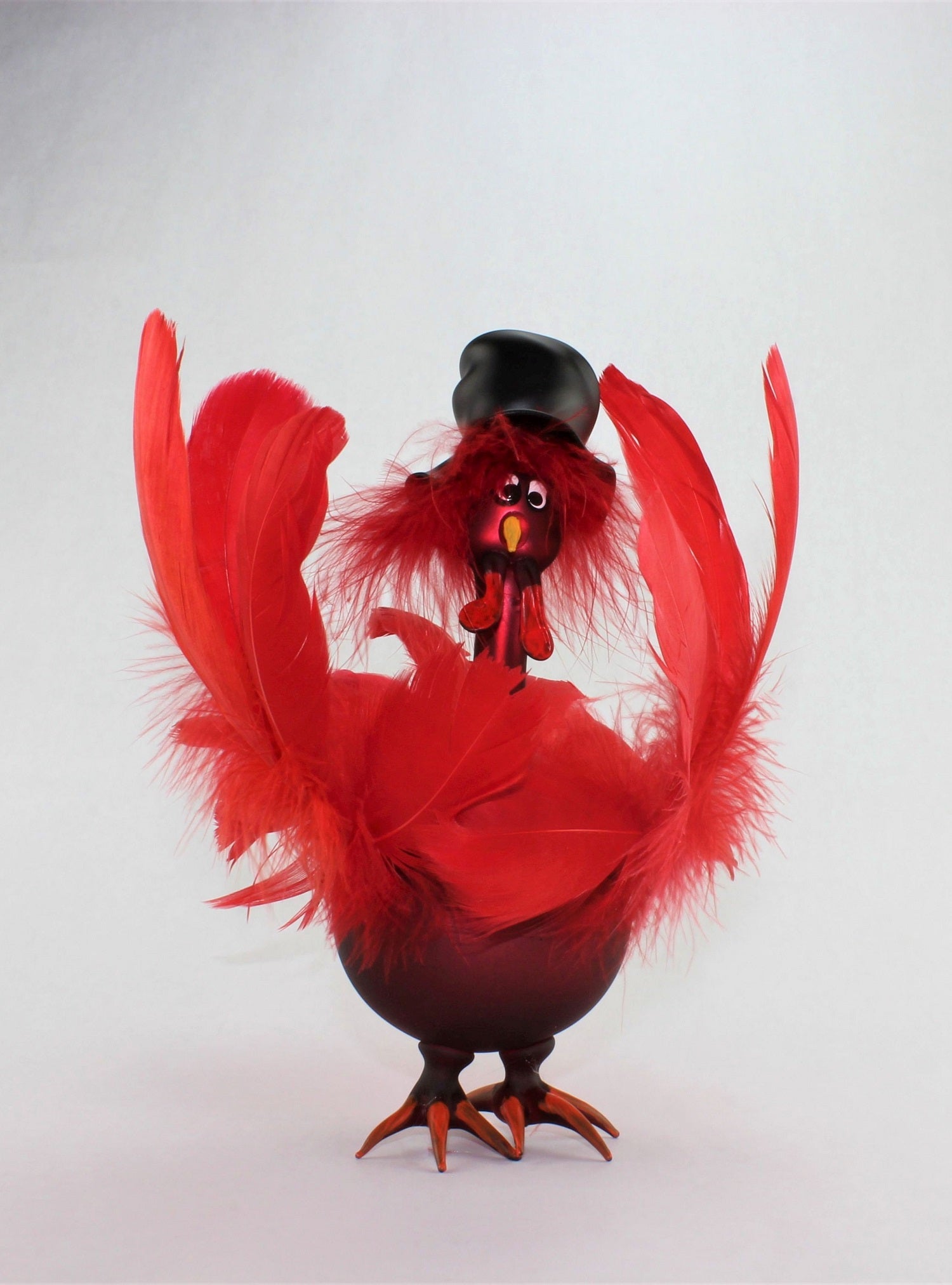 Tacchino "Missis Dafne" con cappello, boa e piume, rosso scuro