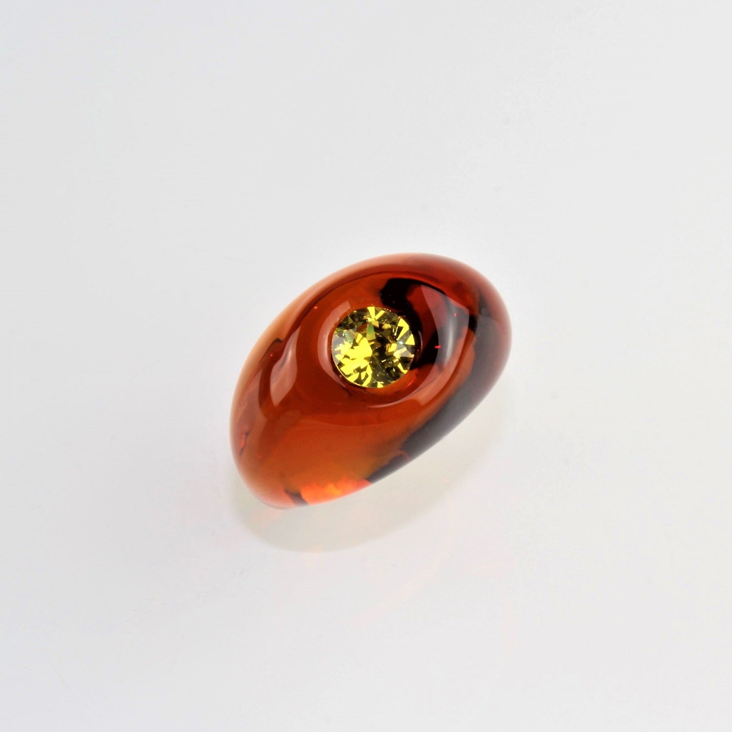 Anello "Solitaire" ambra scuro