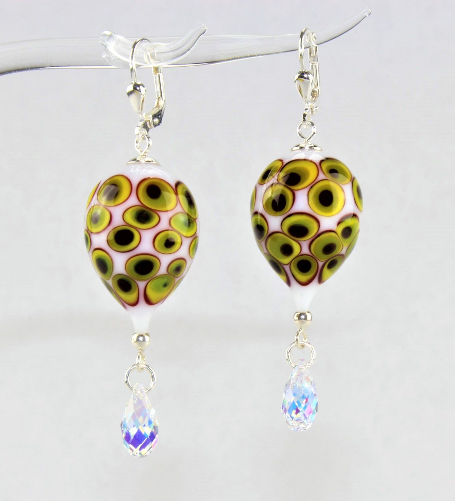 Orecchini "occhio di pavone" . Vetro borosilicato, argento 925/000 placcato in rodio.