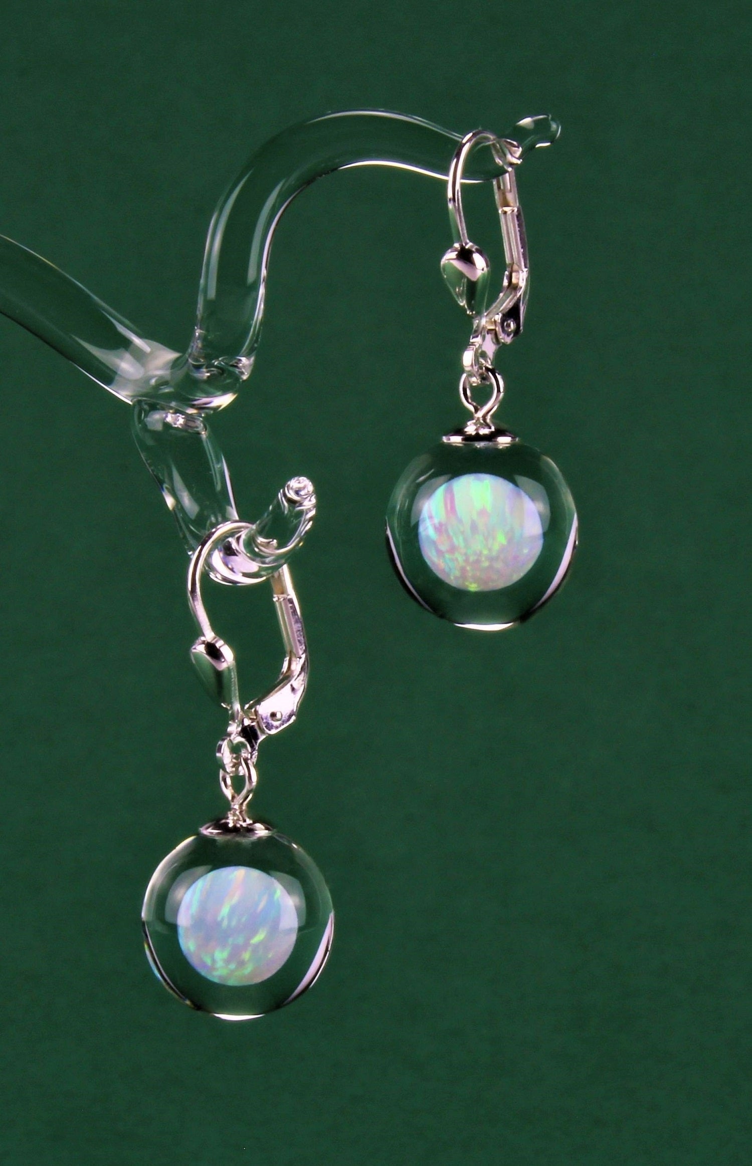 Boucles d'oreilles boule "opale" blanche