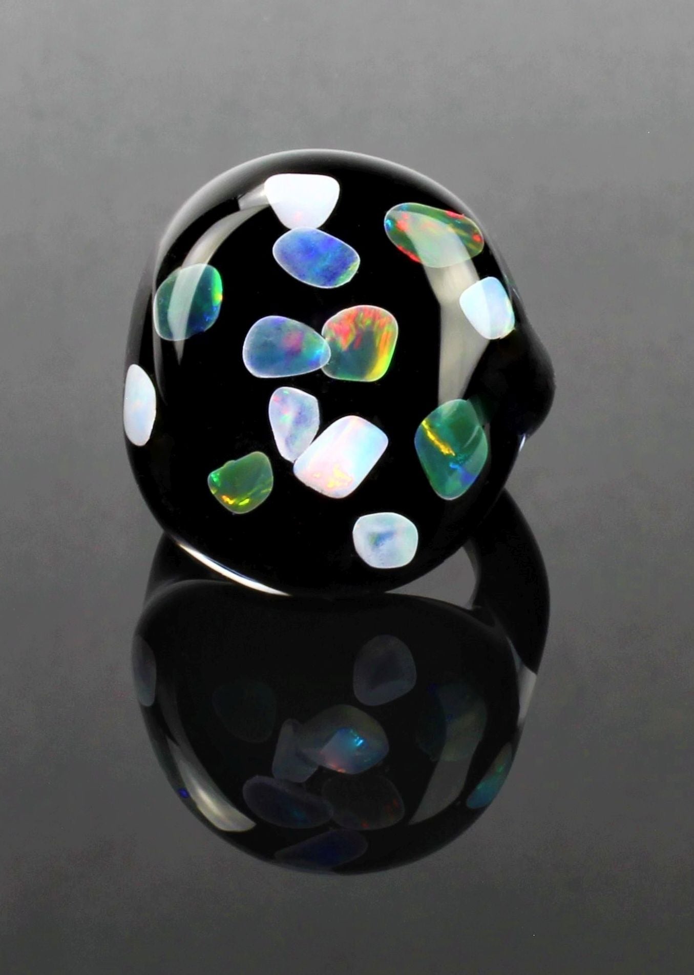 Ring "fire the earth", 13 Opale, Durchmesser 32 mm , schwarzes Borosilikat