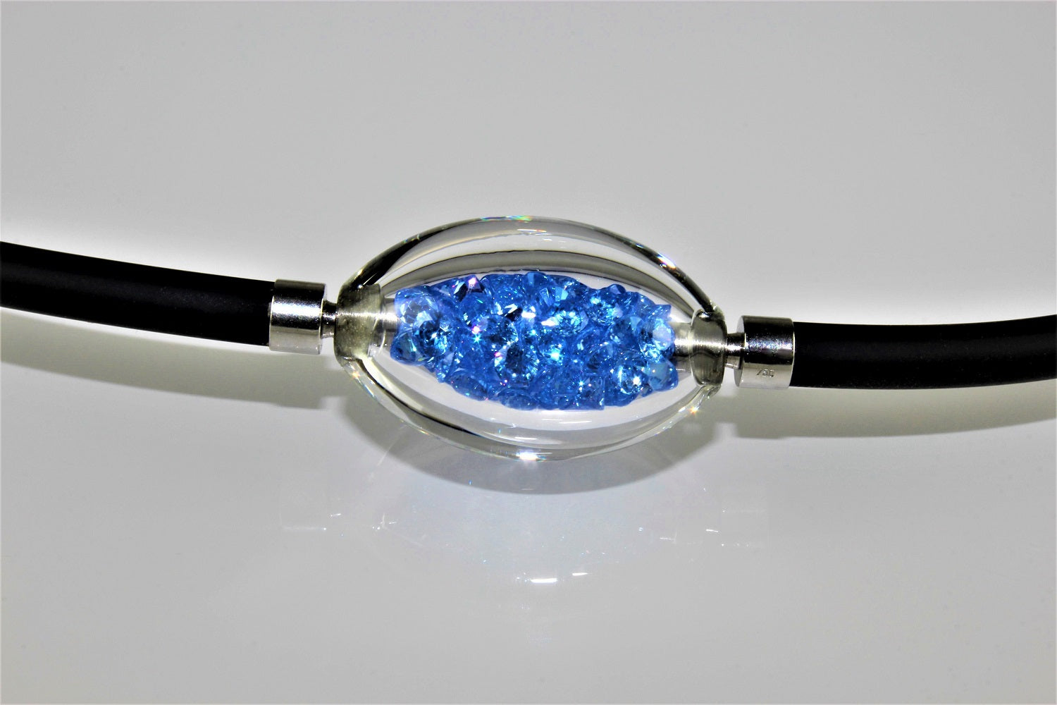 Chiusura intercambiabile, zirconi blu cielo, oro bianco 750, vetro borosilicato 3,3 Duran, Viton nero