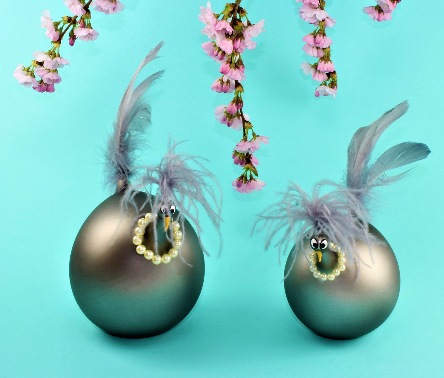 Poulet avec collier de perles, Coloré, mat , verre borosilicaté, hauteur jusqu'à 24 cm