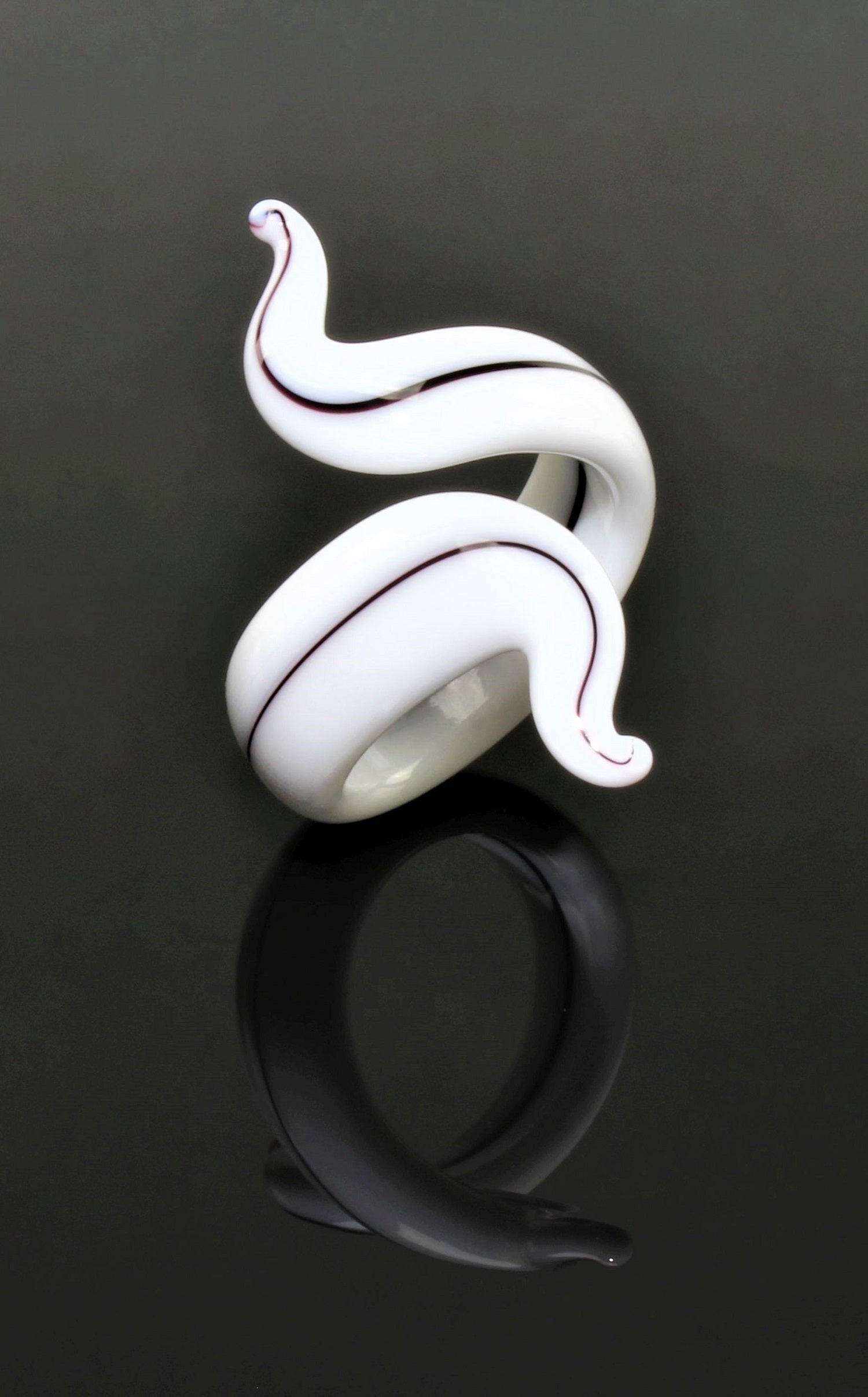 Anello "Eva", bianco con filo nero, vetro borosilicato