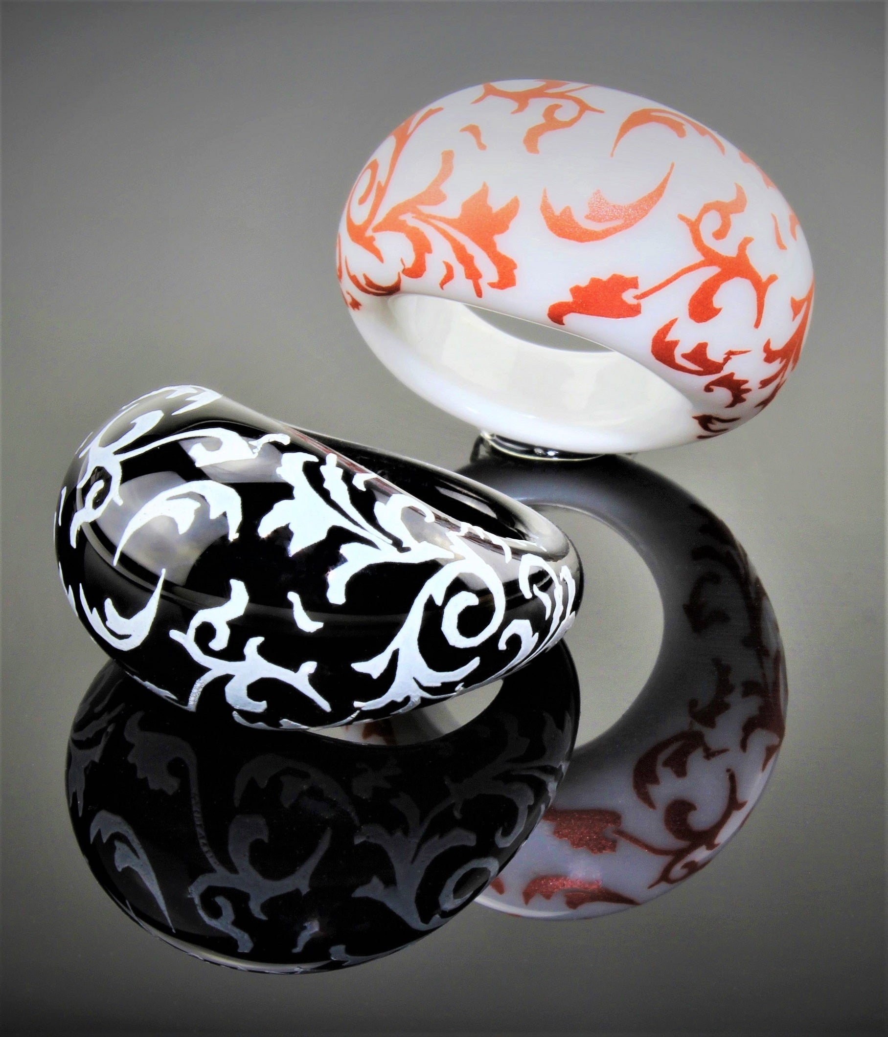 Bague "Mrs. Filli" noir / blanc, verre borosilicaté 3.3, cuivre pur / émail
