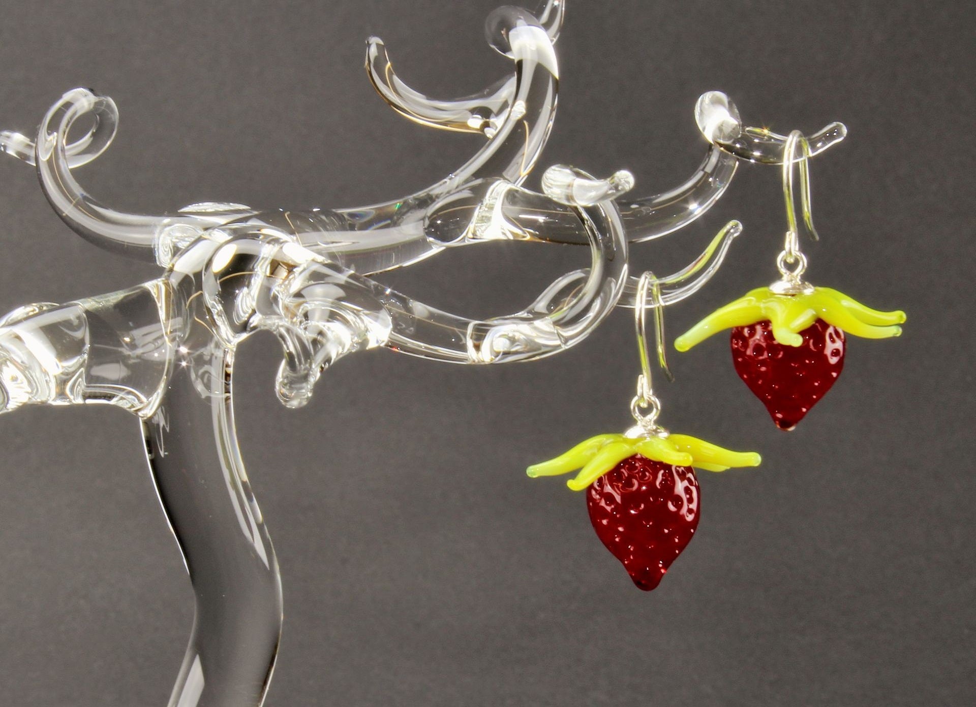 Boucles d'oreilles fraise rouge sang , argent 925/000