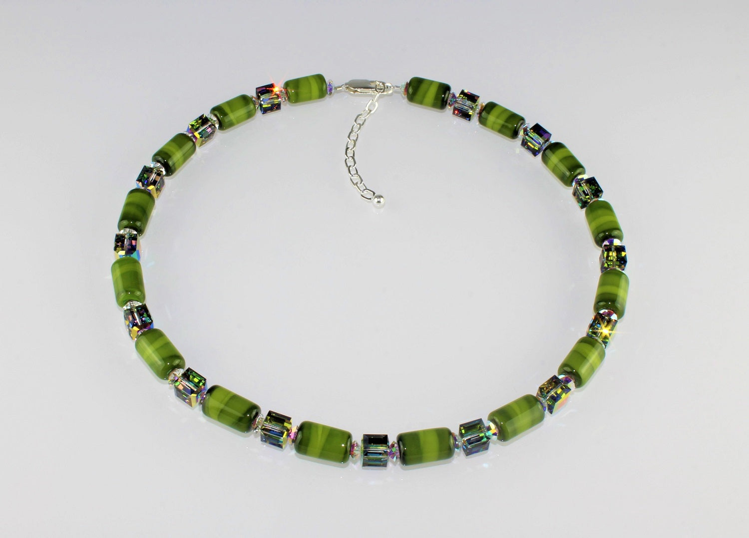 Halskette "Chloe "  grün marmoriert  45 -55 cm Länge.