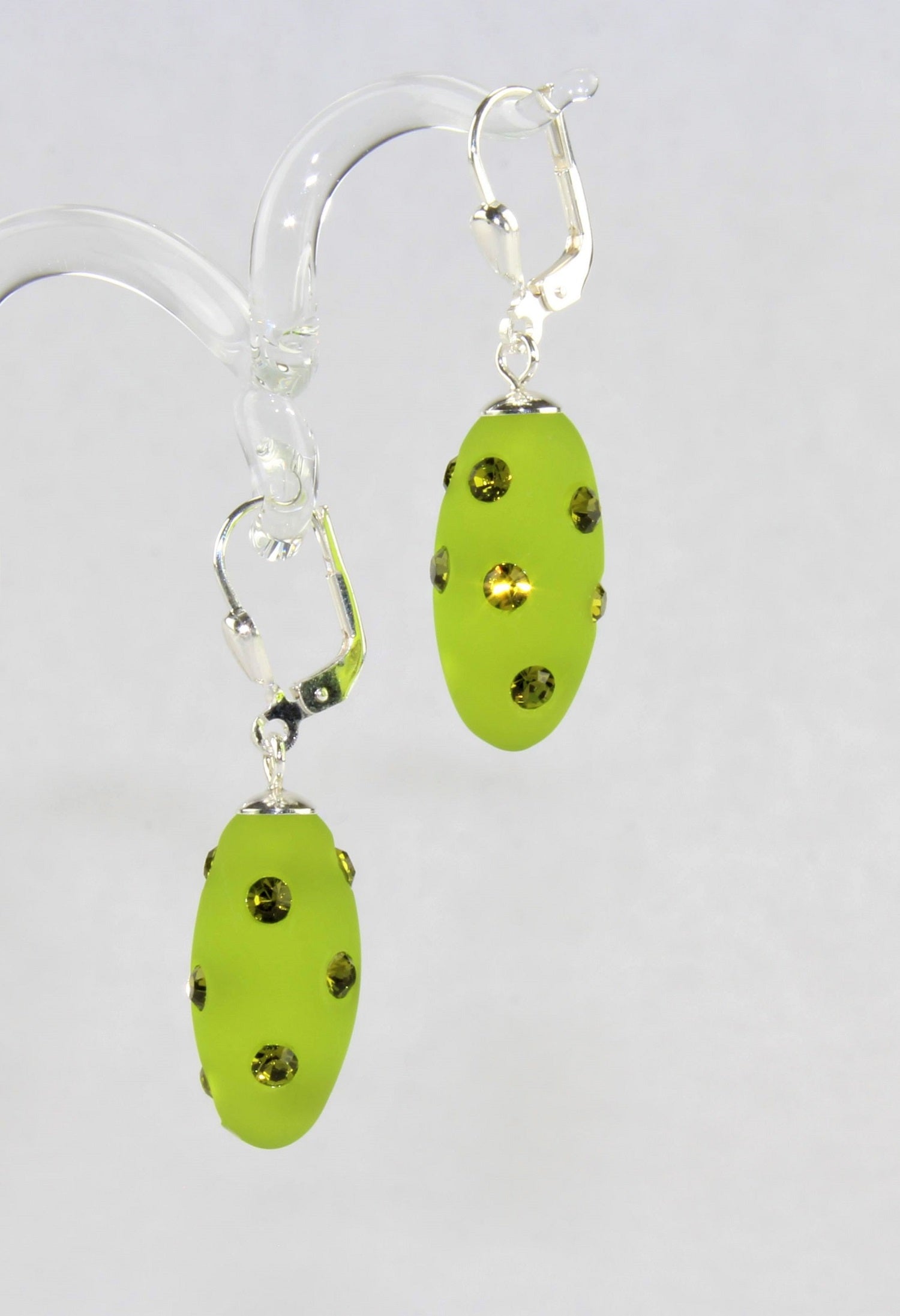 Ohrringe "Olive" , matt  , Borosilikatglas, 925/000 Silber rhodiniert
