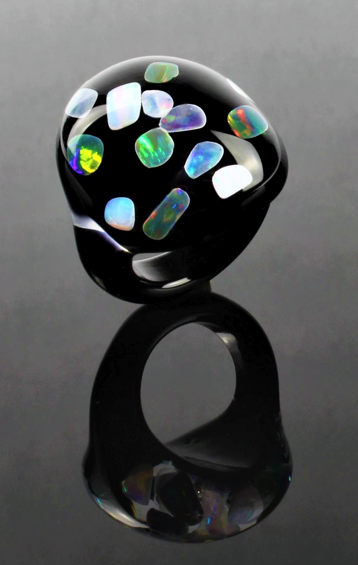 Ring "fire the earth", 13 Opale, Durchmesser 32 mm , schwarzes Borosilikat
