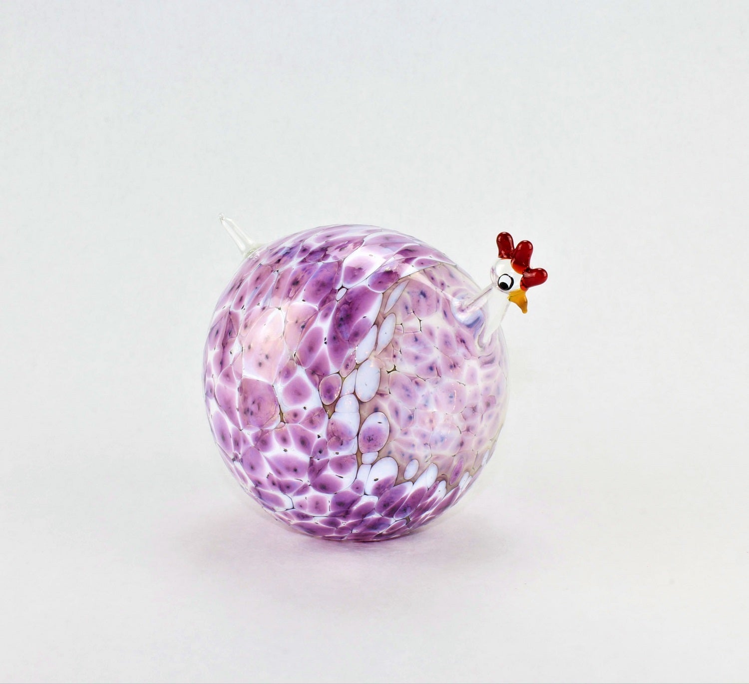 Perlhuhn marmoriert, roter Flieder, Glas, Dekoration