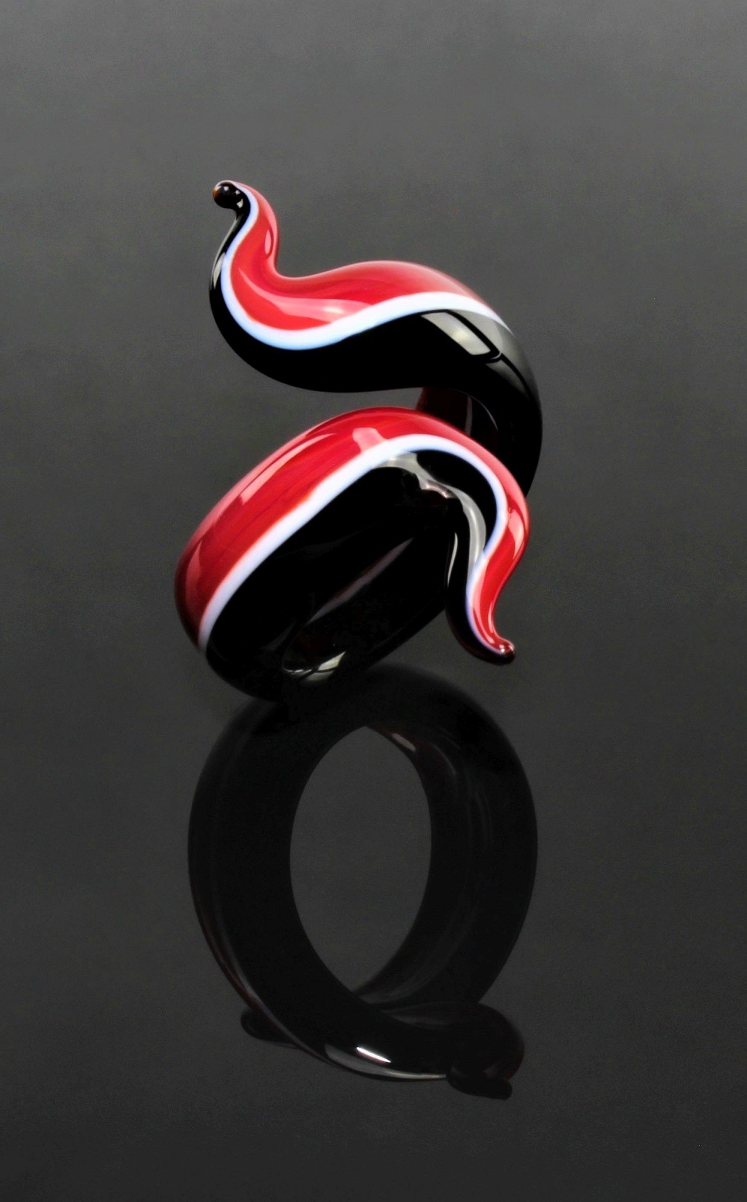 Ring "Eva", Schwarz-Leuchtrot , Borosilikatglas