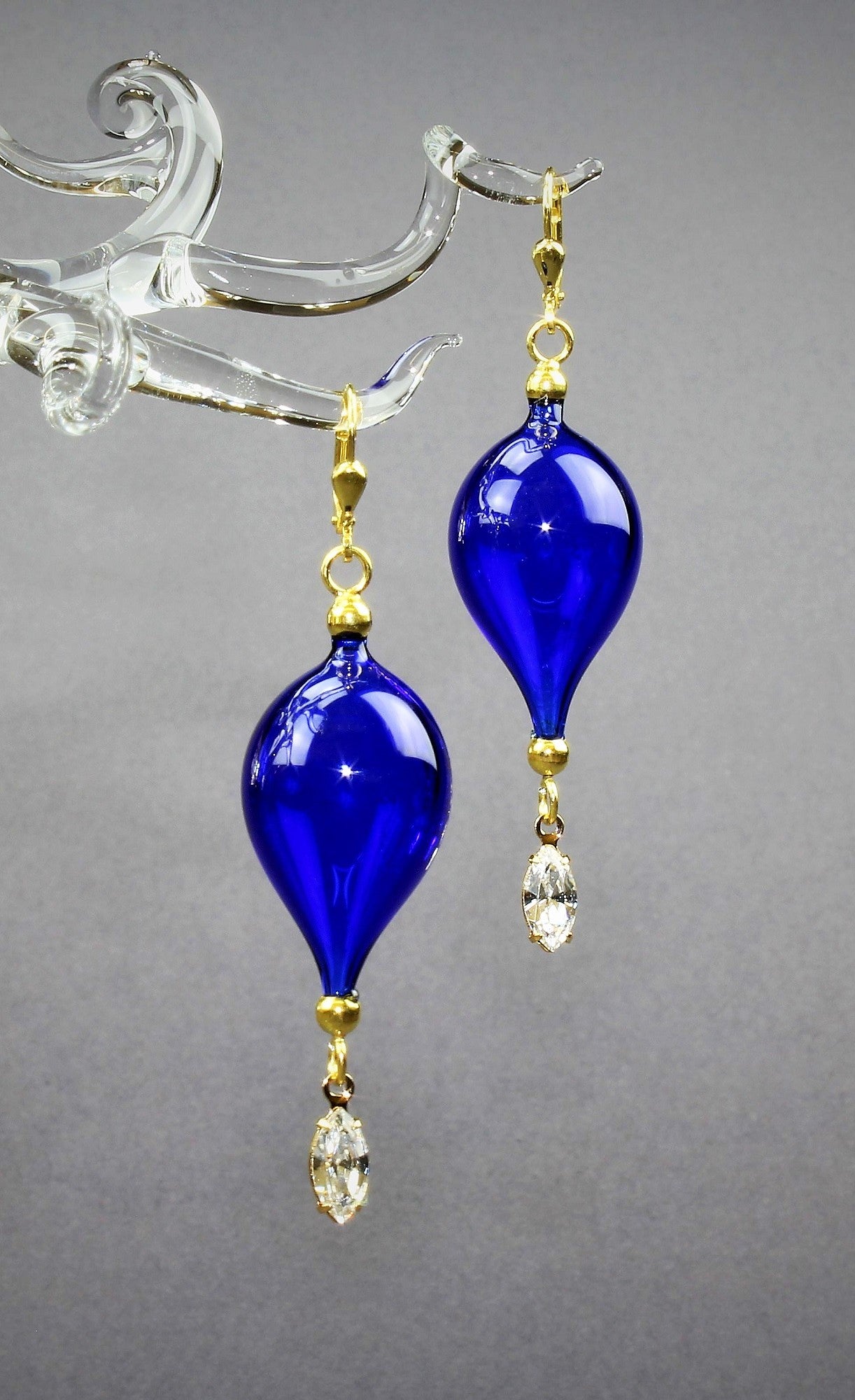 Ohrringe Tropfen mit Kristall / Royal blau  , 925/000 Silber vergoldet